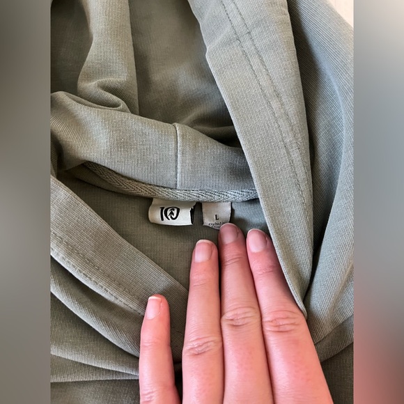 Ten tree cropped women’s hoodie - Picture 2 of 3